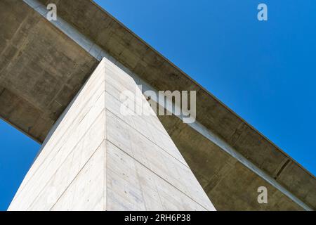 Graue Betonsäule der Koroshegy-Talbrücke. Neben dem Plattensee in Ungarn in der Sommersonne Stockfoto