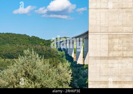 Koroshegy-Talbrücke neben dem Plattensee in Ungarn bei Sommersonne Stockfoto