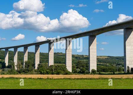 Koroshegy-Talbrücke neben dem Plattensee in Ungarn bei Sommersonne Stockfoto