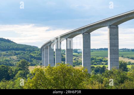 Koroshegy-Talbrücke neben dem Plattensee in Ungarn bei Sommersonne Stockfoto