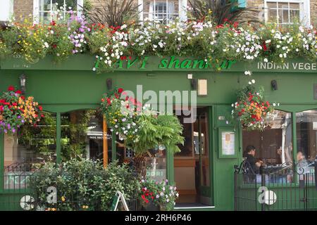 Euston, London, Großbritannien. 10. August 2023. Indische und südostasiatische Restaurants in der Drummond Street auf der Rückseite der Euston Station. Kürzlich wurde berichtet, dass die Anzahl der beliebten Restaurants in der Drummond Street gesunken ist, nicht nur seit der Covid-19-Pandemie, sondern seit Beginn der Bauarbeiten für die Hochgeschwindigkeitsbahn HS2. Einige der Straßen in der Gegend sind wegen HS2 Bauarbeiten gesperrt, so dass es weniger Parkplätze für Gäste gibt. Das Hochgeschwindigkeitsbahnprojekt HS2 in Euston in London wurde vor kurzem für zwei Jahre auf Eis gelegt, aber auf der HS2 laufen noch Arbeiten Stockfoto