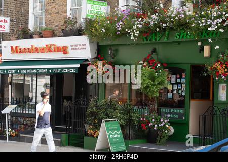 Euston, London, Großbritannien. 10. August 2023. Indische und südostasiatische Restaurants in der Drummond Street auf der Rückseite der Euston Station. Kürzlich wurde berichtet, dass die Anzahl der beliebten Restaurants in der Drummond Street gesunken ist, nicht nur seit der Covid-19-Pandemie, sondern seit Beginn der Bauarbeiten für die Hochgeschwindigkeitsbahn HS2. Einige der Straßen in der Gegend sind wegen HS2 Bauarbeiten gesperrt, so dass es weniger Parkplätze für Gäste gibt. Das Hochgeschwindigkeitsbahnprojekt HS2 in Euston in London wurde vor kurzem für zwei Jahre auf Eis gelegt, aber auf der HS2 laufen noch Arbeiten Stockfoto