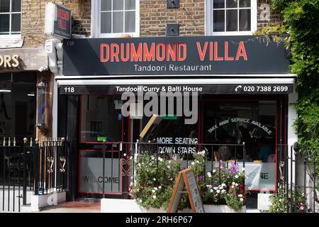 Euston, London, Großbritannien. 10. August 2023. Indische und südostasiatische Restaurants in der Drummond Street auf der Rückseite der Euston Station. Kürzlich wurde berichtet, dass die Anzahl der beliebten Restaurants in der Drummond Street gesunken ist, nicht nur seit der Covid-19-Pandemie, sondern seit Beginn der Bauarbeiten für die Hochgeschwindigkeitsbahn HS2. Einige der Straßen in der Gegend sind wegen HS2 Bauarbeiten gesperrt, so dass es weniger Parkplätze für Gäste gibt. Das Hochgeschwindigkeitsbahnprojekt HS2 in Euston in London wurde vor kurzem für zwei Jahre auf Eis gelegt, aber auf der HS2 laufen noch Arbeiten Stockfoto