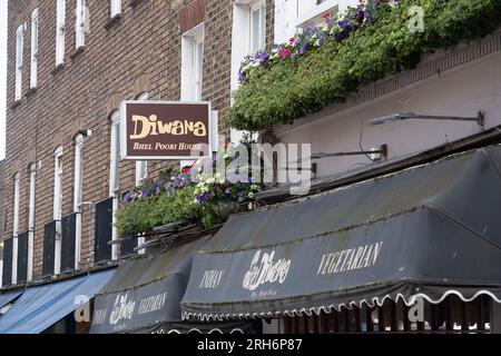 Euston, London, Großbritannien. 10. August 2023. Indische und südostasiatische Restaurants in der Drummond Street auf der Rückseite der Euston Station. Kürzlich wurde berichtet, dass die Anzahl der beliebten Restaurants in der Drummond Street gesunken ist, nicht nur seit der Covid-19-Pandemie, sondern seit Beginn der Bauarbeiten für die Hochgeschwindigkeitsbahn HS2. Einige der Straßen in der Gegend sind wegen HS2 Bauarbeiten gesperrt, so dass es weniger Parkplätze für Gäste gibt. Das Hochgeschwindigkeitsbahnprojekt HS2 in Euston in London wurde vor kurzem für zwei Jahre auf Eis gelegt, aber auf der HS2 laufen noch Arbeiten Stockfoto