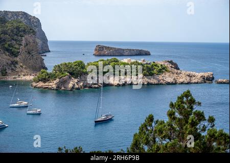 Wunderschöne Szenen am Port de Sant Miquel in Ibiza, Spanien. Stockfoto