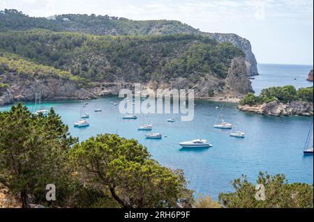 Wunderschöne Szenen am Port de Sant Miquel in Ibiza, Spanien. Stockfoto