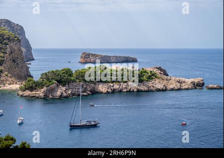 Wunderschöne Szenen am Port de Sant Miquel in Ibiza, Spanien. Stockfoto