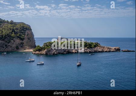 Wunderschöne Szenen am Port de Sant Miquel in Ibiza, Spanien. Stockfoto