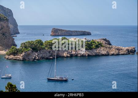 Wunderschöne Szenen am Port de Sant Miquel in Ibiza, Spanien. Stockfoto