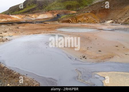 Seltun Geothermal Area auf der Halbinsel Reykjanes von Island mit heißen Quellen und Schlammtöpfen Stockfoto