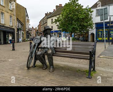 Sitzende Statue von Blind Jack of Knaresborough auf dem Market Place, Knaresborough, North Yorkshire, England, Großbritannien Stockfoto