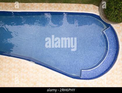 Haus leerer Pool mit blauen Fliesen und eine Stufe über der Draufsicht Stockfoto