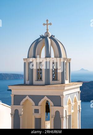 Glockenturm und Blick auf das Meer, Kirche St. Mark der Evangelist, Firostefani, Santorin, Griechenland Stockfoto