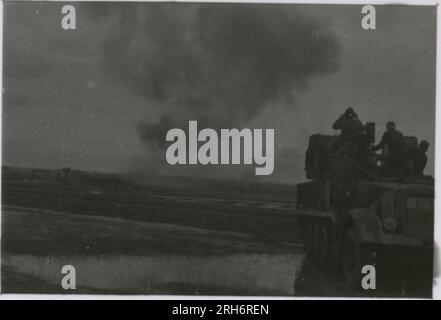 SS-Fotograf, Grönert, Hermann (Totenkopf, Russland und Italien 1943) Tiger I-Demonstration vor japanischen Offizieren; Winterkampf-Action mit Halbspuren, Flakpistole auf Halbspur und StuG III; russische Bevölkerung; viele Kampffotos der Infanterie in Russland mit Tiger IS, StuG, Marder und Panzerabwehrwaffen; russische Panzer zerstört und gefangen genommen; russische Kriegsgefangene; Soldaten, die Minen verlegen; Angriffsgewehre und Tiger sind in Italien mit Infanterie, Infanterieausbildung mit Mörsern und einem schwimmwagen, der den Fluss überquert Stockfoto