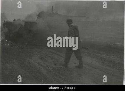 SS-Fotograf, Grönert, Hermann (Totenkopf, Russland und Italien 1943) Tiger I-Demonstration vor japanischen Offizieren; Winterkampf-Action mit Halbspuren, Flakpistole auf Halbspur und StuG III; russische Bevölkerung; viele Kampffotos der Infanterie in Russland mit Tiger IS, StuG, Marder und Panzerabwehrwaffen; russische Panzer zerstört und gefangen genommen; russische Kriegsgefangene; Soldaten, die Minen verlegen; Angriffsgewehre und Tiger sind in Italien mit Infanterie, Infanterieausbildung mit Mörsern und einem schwimmwagen, der den Fluss überquert Stockfoto