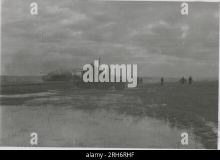 SS-Fotograf, Grönert, Hermann (Totenkopf, Russland und Italien 1943) Tiger I-Demonstration vor japanischen Offizieren; Winterkampf-Action mit Halbspuren, Flakpistole auf Halbspur und StuG III; russische Bevölkerung; viele Kampffotos der Infanterie in Russland mit Tiger IS, StuG, Marder und Panzerabwehrwaffen; russische Panzer zerstört und gefangen genommen; russische Kriegsgefangene; Soldaten, die Minen verlegen; Angriffsgewehre und Tiger sind in Italien mit Infanterie, Infanterieausbildung mit Mörsern und einem schwimmwagen, der den Fluss überquert Stockfoto