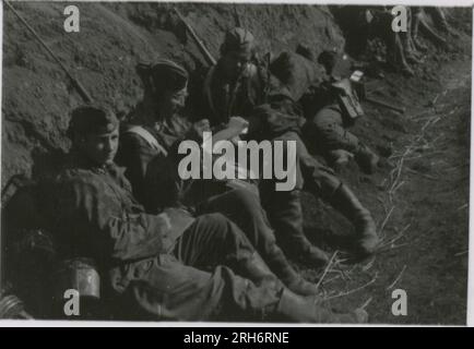 SS-Fotograf, Grönert, Hermann (Totenkopf, Russland und Italien 1943) Tiger I-Demonstration vor japanischen Offizieren; Winterkampf-Action mit Halbspuren, Flakpistole auf Halbspur und StuG III; russische Bevölkerung; viele Kampffotos der Infanterie in Russland mit Tiger IS, StuG, Marder und Panzerabwehrwaffen; russische Panzer zerstört und gefangen genommen; russische Kriegsgefangene; Soldaten, die Minen verlegen; Angriffsgewehre und Tiger sind in Italien mit Infanterie, Infanterieausbildung mit Mörsern und einem schwimmwagen, der den Fluss überquert Stockfoto