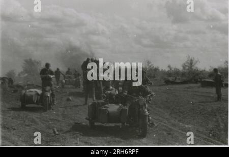 SS-Fotograf, Grönert, Hermann (Totenkopf, Russland und Italien 1943) Tiger I-Demonstration vor japanischen Offizieren; Winterkampf-Action mit Halbspuren, Flakpistole auf Halbspur und StuG III; russische Bevölkerung; viele Kampffotos der Infanterie in Russland mit Tiger IS, StuG, Marder und Panzerabwehrwaffen; russische Panzer zerstört und gefangen genommen; russische Kriegsgefangene; Soldaten, die Minen verlegen; Angriffsgewehre und Tiger sind in Italien mit Infanterie, Infanterieausbildung mit Mörsern und einem schwimmwagen, der den Fluss überquert Stockfoto
