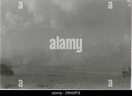 SS-Fotograf, Grönert, Hermann (Totenkopf, Russland und Italien 1943) Tiger I-Demonstration vor japanischen Offizieren; Winterkampf-Action mit Halbspuren, Flakpistole auf Halbspur und StuG III; russische Bevölkerung; viele Kampffotos der Infanterie in Russland mit Tiger IS, StuG, Marder und Panzerabwehrwaffen; russische Panzer zerstört und gefangen genommen; russische Kriegsgefangene; Soldaten, die Minen verlegen; Angriffsgewehre und Tiger sind in Italien mit Infanterie, Infanterieausbildung mit Mörsern und einem schwimmwagen, der den Fluss überquert Stockfoto