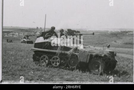 SS-Fotograf, Grönert, Hermann (Totenkopf, Russland und Italien 1943) Tiger I-Demonstration vor japanischen Offizieren; Winterkampf-Action mit Halbspuren, Flakpistole auf Halbspur und StuG III; russische Bevölkerung; viele Kampffotos der Infanterie in Russland mit Tiger IS, StuG, Marder und Panzerabwehrwaffen; russische Panzer zerstört und gefangen genommen; russische Kriegsgefangene; Soldaten, die Minen verlegen; Angriffsgewehre und Tiger sind in Italien mit Infanterie, Infanterieausbildung mit Mörsern und einem schwimmwagen, der den Fluss überquert Stockfoto