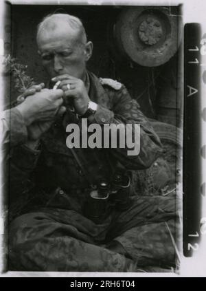 SS-Fotograf, Grönert, Hermann (Totenkopf, Russland und Italien 1943) Tiger I-Demonstration vor japanischen Offizieren; Winterkampf-Action mit Halbspuren, Flakpistole auf Halbspur und StuG III; russische Bevölkerung; viele Kampffotos der Infanterie in Russland mit Tiger IS, StuG, Marder und Panzerabwehrwaffen; russische Panzer zerstört und gefangen genommen; russische Kriegsgefangene; Soldaten, die Minen verlegen; Angriffsgewehre und Tiger sind in Italien mit Infanterie, Infanterieausbildung mit Mörsern und einem schwimmwagen, der den Fluss überquert Stockfoto