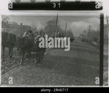 SS-Fotograf, Grönert, Hermann (Totenkopf, Russland und Italien 1943) Tiger I-Demonstration vor japanischen Offizieren; Winterkampf-Action mit Halbspuren, Flakpistole auf Halbspur und StuG III; russische Bevölkerung; viele Kampffotos der Infanterie in Russland mit Tiger IS, StuG, Marder und Panzerabwehrwaffen; russische Panzer zerstört und gefangen genommen; russische Kriegsgefangene; Soldaten, die Minen verlegen; Angriffsgewehre und Tiger sind in Italien mit Infanterie, Infanterieausbildung mit Mörsern und einem schwimmwagen, der den Fluss überquert Stockfoto