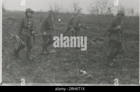 SS-Fotograf, Grönert, Hermann (Totenkopf, Russland und Italien 1943) Tiger I-Demonstration vor japanischen Offizieren; Winterkampf-Action mit Halbspuren, Flakpistole auf Halbspur und StuG III; russische Bevölkerung; viele Kampffotos der Infanterie in Russland mit Tiger IS, StuG, Marder und Panzerabwehrwaffen; russische Panzer zerstört und gefangen genommen; russische Kriegsgefangene; Soldaten, die Minen verlegen; Angriffsgewehre und Tiger sind in Italien mit Infanterie, Infanterieausbildung mit Mörsern und einem schwimmwagen, der den Fluss überquert Stockfoto