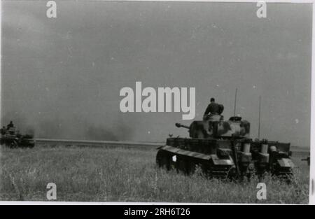 SS-Fotograf, Grönert, Hermann (Totenkopf, Russland und Italien 1943) Tiger I-Demonstration vor japanischen Offizieren; Winterkampf-Action mit Halbspuren, Flakpistole auf Halbspur und StuG III; russische Bevölkerung; viele Kampffotos der Infanterie in Russland mit Tiger IS, StuG, Marder und Panzerabwehrwaffen; russische Panzer zerstört und gefangen genommen; russische Kriegsgefangene; Soldaten, die Minen verlegen; Angriffsgewehre und Tiger sind in Italien mit Infanterie, Infanterieausbildung mit Mörsern und einem schwimmwagen, der den Fluss überquert Stockfoto