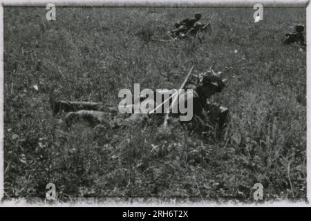 SS-Fotograf, Grönert, Hermann (Totenkopf, Russland und Italien 1943) Tiger I-Demonstration vor japanischen Offizieren; Winterkampf-Action mit Halbspuren, Flakpistole auf Halbspur und StuG III; russische Bevölkerung; viele Kampffotos der Infanterie in Russland mit Tiger IS, StuG, Marder und Panzerabwehrwaffen; russische Panzer zerstört und gefangen genommen; russische Kriegsgefangene; Soldaten, die Minen verlegen; Angriffsgewehre und Tiger sind in Italien mit Infanterie, Infanterieausbildung mit Mörsern und einem schwimmwagen, der den Fluss überquert Stockfoto