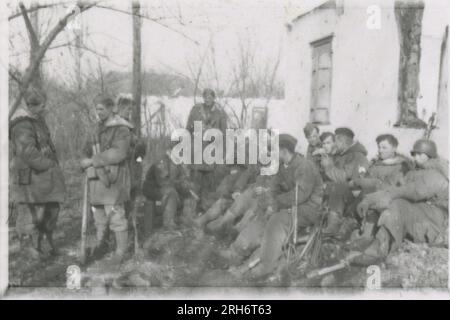 SS-Fotograf, Grönert, Hermann (Totenkopf, Russland und Italien 1943) Tiger I-Demonstration vor japanischen Offizieren; Winterkampf-Action mit Halbspuren, Flakpistole auf Halbspur und StuG III; russische Bevölkerung; viele Kampffotos der Infanterie in Russland mit Tiger IS, StuG, Marder und Panzerabwehrwaffen; russische Panzer zerstört und gefangen genommen; russische Kriegsgefangene; Soldaten, die Minen verlegen; Angriffsgewehre und Tiger sind in Italien mit Infanterie, Infanterieausbildung mit Mörsern und einem schwimmwagen, der den Fluss überquert Stockfoto