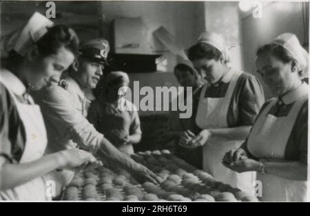 SS-Fotograf, Grönert, Hermann (Totenkopf, Russland und Italien 1943) Tiger I-Demonstration vor japanischen Offizieren; Winterkampf-Action mit Halbspuren, Flakpistole auf Halbspur und StuG III; russische Bevölkerung; viele Kampffotos der Infanterie in Russland mit Tiger IS, StuG, Marder und Panzerabwehrwaffen; russische Panzer zerstört und gefangen genommen; russische Kriegsgefangene; Soldaten, die Minen verlegen; Angriffsgewehre und Tiger sind in Italien mit Infanterie, Infanterieausbildung mit Mörsern und einem schwimmwagen, der den Fluss überquert Stockfoto