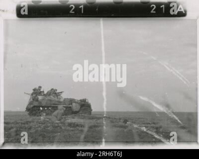 SS-Fotograf, Grönert, Hermann (Totenkopf, Russland und Italien 1943) Tiger I-Demonstration vor japanischen Offizieren; Winterkampf-Action mit Halbspuren, Flakpistole auf Halbspur und StuG III; russische Bevölkerung; viele Kampffotos der Infanterie in Russland mit Tiger IS, StuG, Marder und Panzerabwehrwaffen; russische Panzer zerstört und gefangen genommen; russische Kriegsgefangene; Soldaten, die Minen verlegen; Angriffsgewehre und Tiger sind in Italien mit Infanterie, Infanterieausbildung mit Mörsern und einem schwimmwagen, der den Fluss überquert Stockfoto