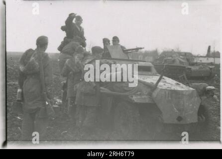 SS-Fotograf, Grönert, Hermann (Totenkopf, Russland und Italien 1943) Tiger I-Demonstration vor japanischen Offizieren; Winterkampf-Action mit Halbspuren, Flakpistole auf Halbspur und StuG III; russische Bevölkerung; viele Kampffotos der Infanterie in Russland mit Tiger IS, StuG, Marder und Panzerabwehrwaffen; russische Panzer zerstört und gefangen genommen; russische Kriegsgefangene; Soldaten, die Minen verlegen; Angriffsgewehre und Tiger sind in Italien mit Infanterie, Infanterieausbildung mit Mörsern und einem schwimmwagen, der den Fluss überquert Stockfoto