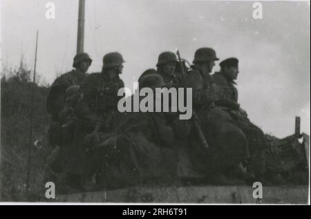 SS-Fotograf, Grönert, Hermann (Totenkopf, Russland und Italien 1943) Tiger I-Demonstration vor japanischen Offizieren; Winterkampf-Action mit Halbspuren, Flakpistole auf Halbspur und StuG III; russische Bevölkerung; viele Kampffotos der Infanterie in Russland mit Tiger IS, StuG, Marder und Panzerabwehrwaffen; russische Panzer zerstört und gefangen genommen; russische Kriegsgefangene; Soldaten, die Minen verlegen; Angriffsgewehre und Tiger sind in Italien mit Infanterie, Infanterieausbildung mit Mörsern und einem schwimmwagen, der den Fluss überquert Stockfoto