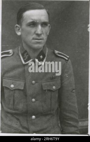 SS-Fotograf, Grönert, Hermann (Totenkopf, Russland und Italien 1943) Tiger I-Demonstration vor japanischen Offizieren; Winterkampf-Action mit Halbspuren, Flakpistole auf Halbspur und StuG III; russische Bevölkerung; viele Kampffotos der Infanterie in Russland mit Tiger IS, StuG, Marder und Panzerabwehrwaffen; russische Panzer zerstört und gefangen genommen; russische Kriegsgefangene; Soldaten, die Minen verlegen; Angriffsgewehre und Tiger sind in Italien mit Infanterie, Infanterieausbildung mit Mörsern und einem schwimmwagen, der den Fluss überquert Stockfoto