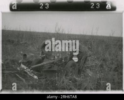SS-Fotograf, Grönert, Hermann (Totenkopf, Russland und Italien 1943) Tiger I-Demonstration vor japanischen Offizieren; Winterkampf-Action mit Halbspuren, Flakpistole auf Halbspur und StuG III; russische Bevölkerung; viele Kampffotos der Infanterie in Russland mit Tiger IS, StuG, Marder und Panzerabwehrwaffen; russische Panzer zerstört und gefangen genommen; russische Kriegsgefangene; Soldaten, die Minen verlegen; Angriffsgewehre und Tiger sind in Italien mit Infanterie, Infanterieausbildung mit Mörsern und einem schwimmwagen, der den Fluss überquert Stockfoto