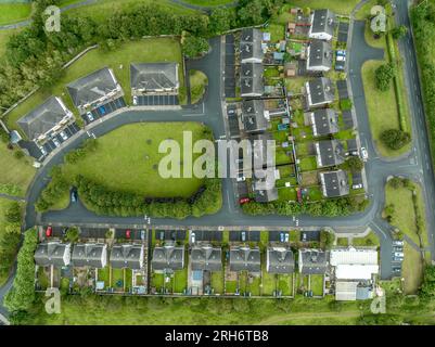 Draufsicht auf die Wohnsiedlung von Triplex- und Duplex-Häusern in Irland in einer Sackgasse Stockfoto