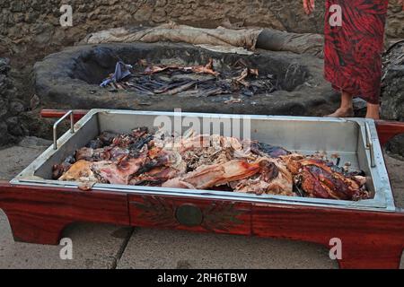 Schweinefleisch, das in der kalua-Tradition von Hawaii unterirdisch zubereitet wird, wird kurz vor dem Abendessen als Teil eines Luau-Menüs in Hawaii gezeigt. Stockfoto