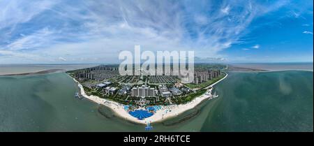 Schanghai. 25. Juli 2023. Dieses Luftfoto wurde am 25. Juli 2023 aufgenommen und zeigt einen Blick auf das Bihaiyinsha Beach Resort in Qidong, Ostchina's Provinz Jiangsu. Der Chongming District und der Pudong District von Shanghai sowie Qidong City von Jiangsu befinden sich in der Mündung des Jangtse. Mit ihren einzigartigen Vorteilen hat die Region konzertierte Anstrengungen unternommen, um eine qualitativ hochwertige Entwicklung weiter zu fördern. Kredit: Ji Chunpeng/Xinhua/Alamy Live News Stockfoto