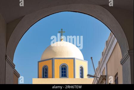 Kuppel der katholische Kathedrale St. Johannes des Täufers, Fira, Santorini, Griechenland Stockfoto