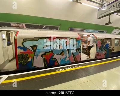 Ein Graffiti-bemalter U-Bahn-Zug in einer Station in der londoner U-Bahn, london, england, 2023 Stockfoto