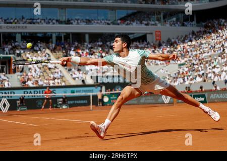 Spanischer Tennisspieler Carlos Alcaraz in Aktion beim French Open 2023 Tennis Turnier in Roland Garros, Paris, Frankreich, Europa. Stockfoto