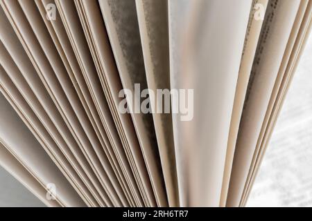 Öffnen Sie eine Seite in einem Magazin oder eine Nahaufnahme eines Buches. Hintergrund der Papierblätter Stockfoto