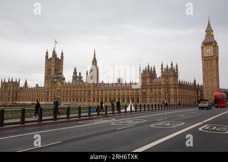 London, England, Großbritannien. 14. Aug. 2023. Parlamentsgebäude werden von der Westminster Bridge aus gesehen. (Kreditbild: © Tayfun Salci/ZUMA Press Wire) NUR REDAKTIONELLE VERWENDUNG! Nicht für den kommerziellen GEBRAUCH! Stockfoto