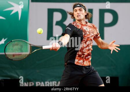 Griechischer Tennisspieler Stefanos Tsitsipas in Aktion beim French Open 2023 Tennis Turnier in Roland Garros, Paris, Frankreich, Europa. Stockfoto