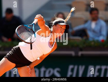 Die Kasachstani-Tennisspielerin Yulia Putintseva in Aktion beim French Open 2023-Tennisturnier in Roland Garros, Paris, Frankreich, Europa. Stockfoto