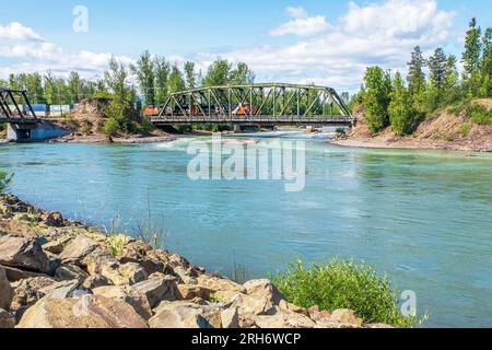 Ein kanadischer Güterzug überquert die Brücke über den Bulkley River in Telkwa British Columbia. Stockfoto