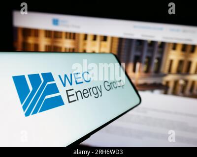 Smartphone mit Logo des amerikanischen Versorgungsunternehmens WEC Energy Group Inc. Auf dem Bildschirm vor der Website. Fokus auf die Mitte links des Telefondisplays. Stockfoto