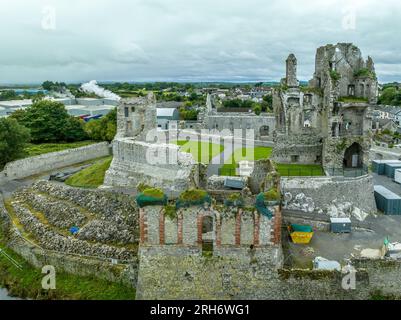 Das Desmond Castle in Askeaton Irland in der Grafschaft Limerick am Fluss Deel mit gotischer Banketthalle, dem schönsten mittelalterlichen säkularen Gebäude aus der Vogelperspektive Stockfoto