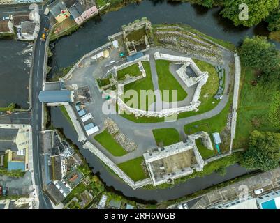 Das Desmond Castle in Askeaton Irland in der Grafschaft Limerick am Fluss Deel mit gotischer Banketthalle, dem schönsten mittelalterlichen säkularen Gebäude aus der Vogelperspektive Stockfoto